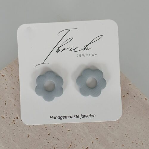 Daisy Stud ~ Duifblauw