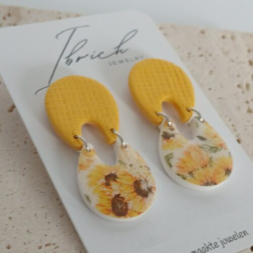 Alternative view of Feline ~ Zonnegeel